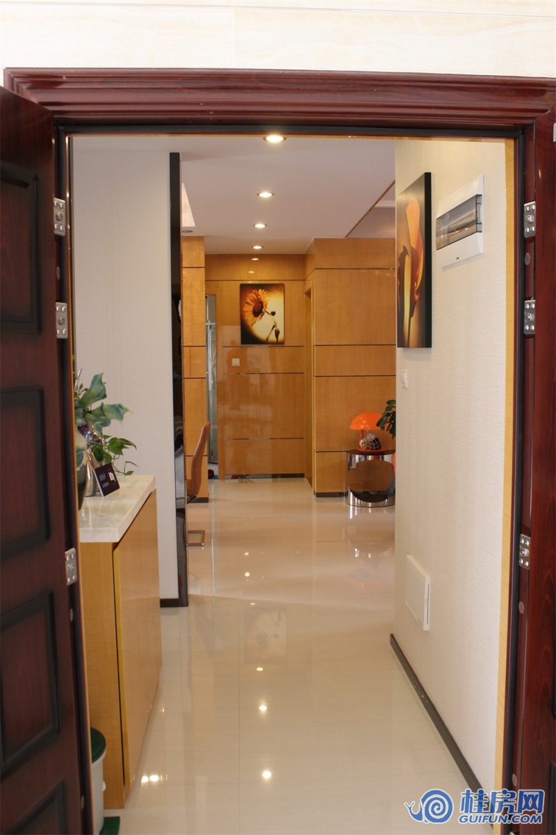 安厦酩悦湾10#G户型三房两厅两卫120.03㎡样板间入户走廊