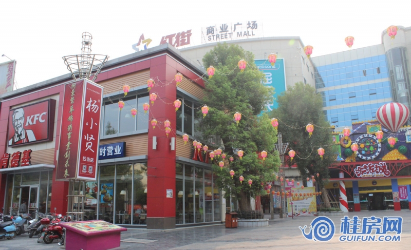 周边配套红街商业广场（2014.11）