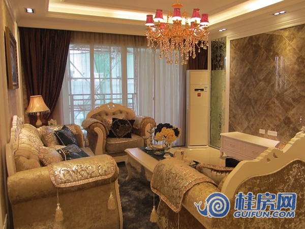 107平米3房2厅2卫样板间客厅