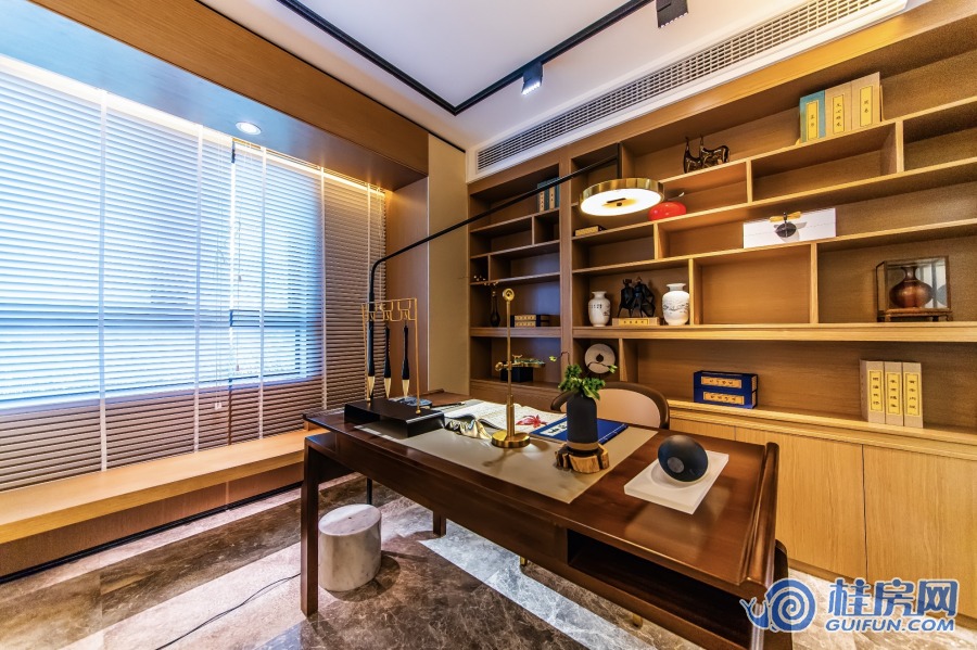 中海九樾样板间实景图（书房）