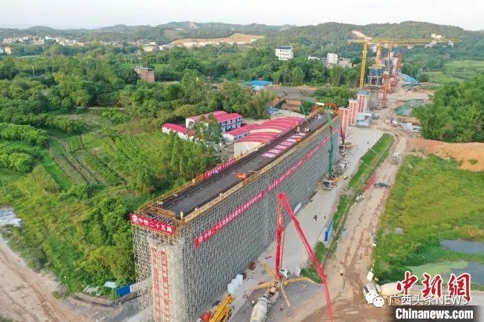 图为那舅特大桥首联连续梁浇筑现场。 杨万廷 摄