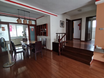 漓江边，虞山公园旁畔江花园三房两厅两卫精装跃层