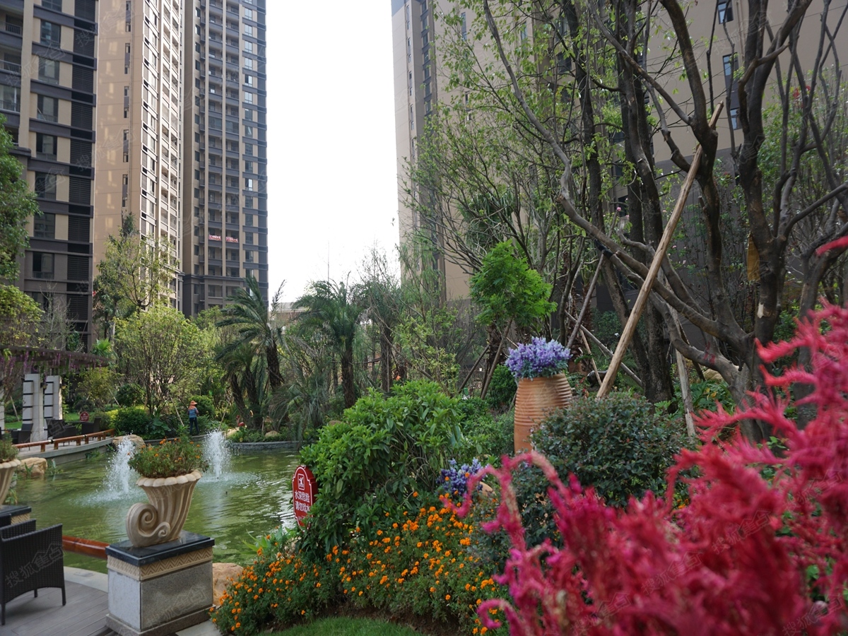 非中介，临桂新区彰泰滟澜山花园小区楼王，证件齐全，重点学区房，赠送全屋家电家 二手房