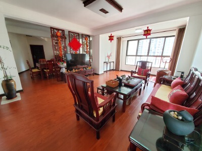 非中介，临桂新区彰泰滟澜山花园小区楼王，证件齐全，重点学区房，赠送全屋家电家