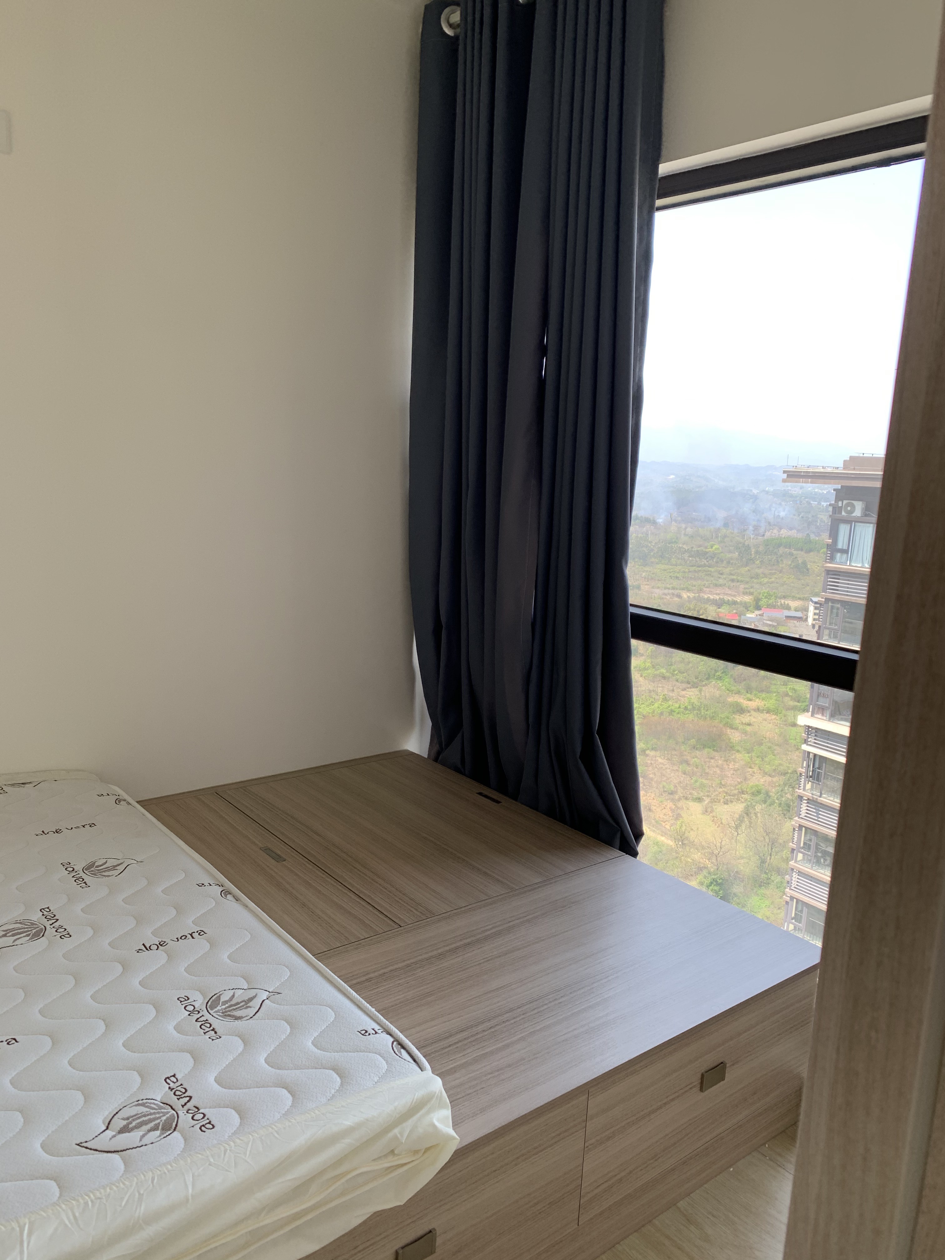 房东诚心卖，顶层，缺点是主卧门和走廊改成了半米宽 二手房