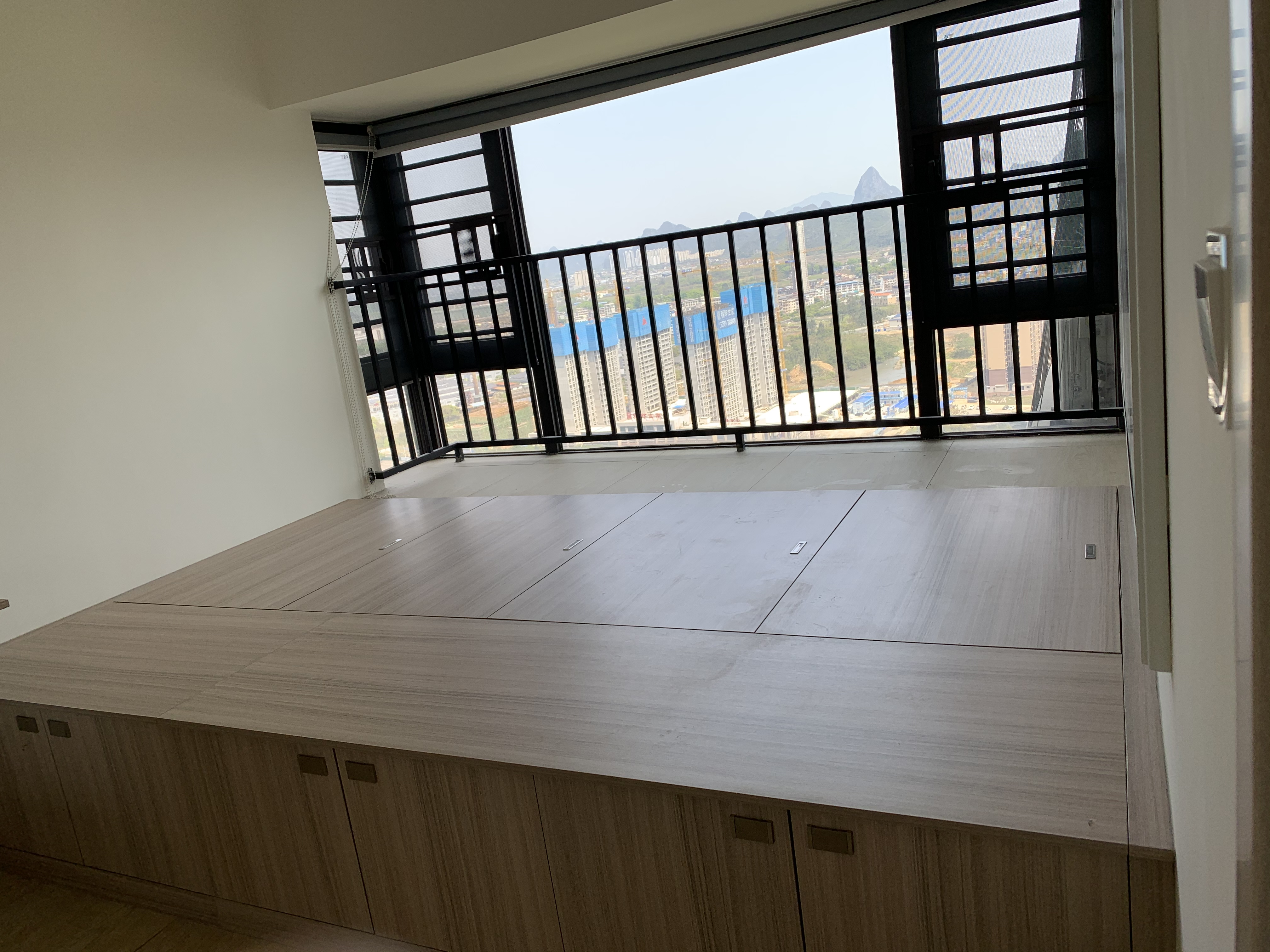 房东诚心卖，顶层，缺点是主卧门和走廊改成了半米宽 二手房