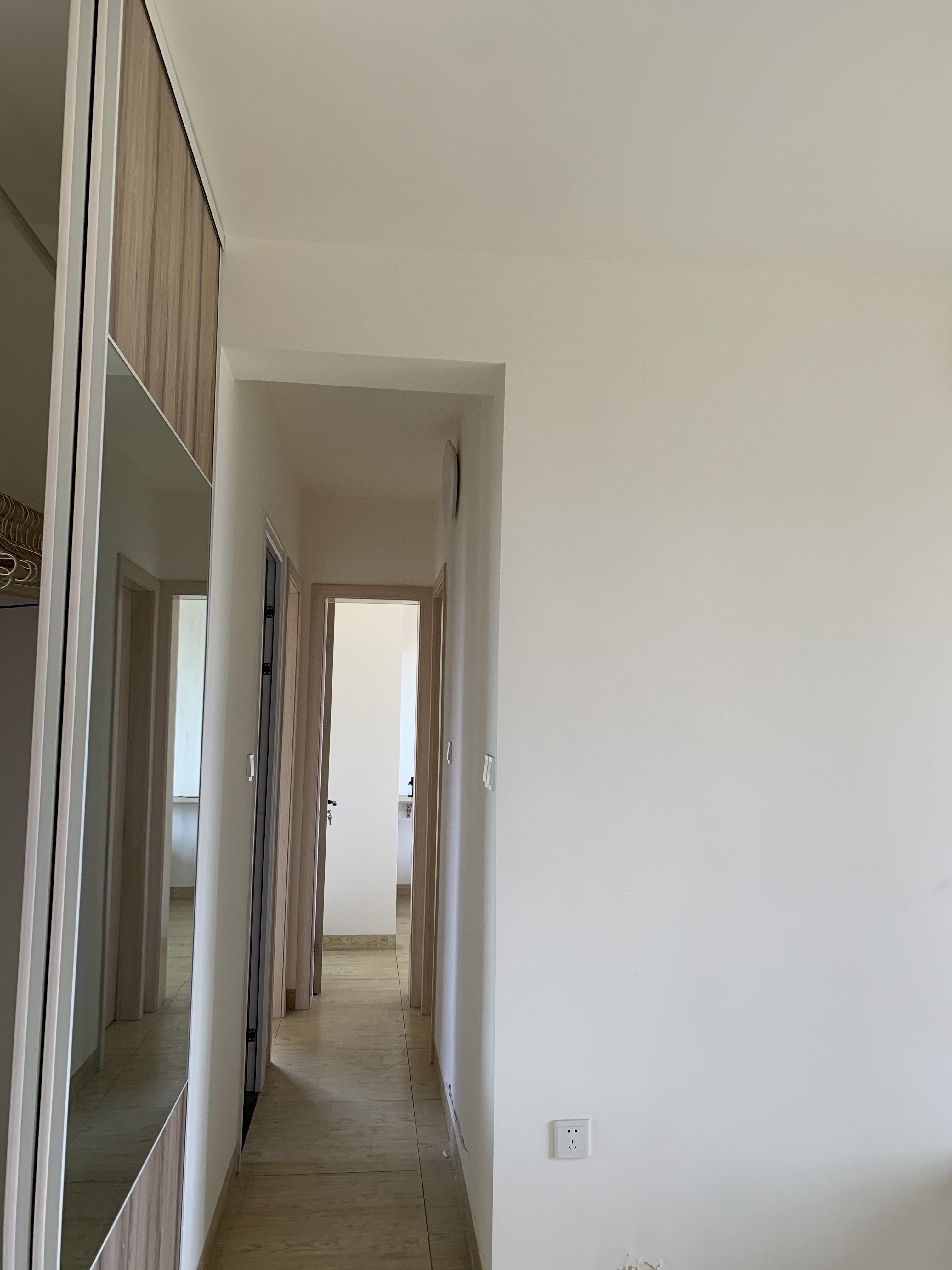 房东诚心卖，顶层，缺点是主卧门和走廊改成了半米宽 二手房