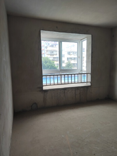 低价出瓦窑菜市旁三室两厅双阳台